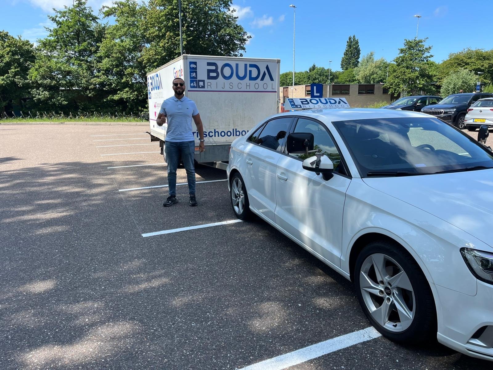 Bouda-lesauto met de herkenbare lesaanhanger