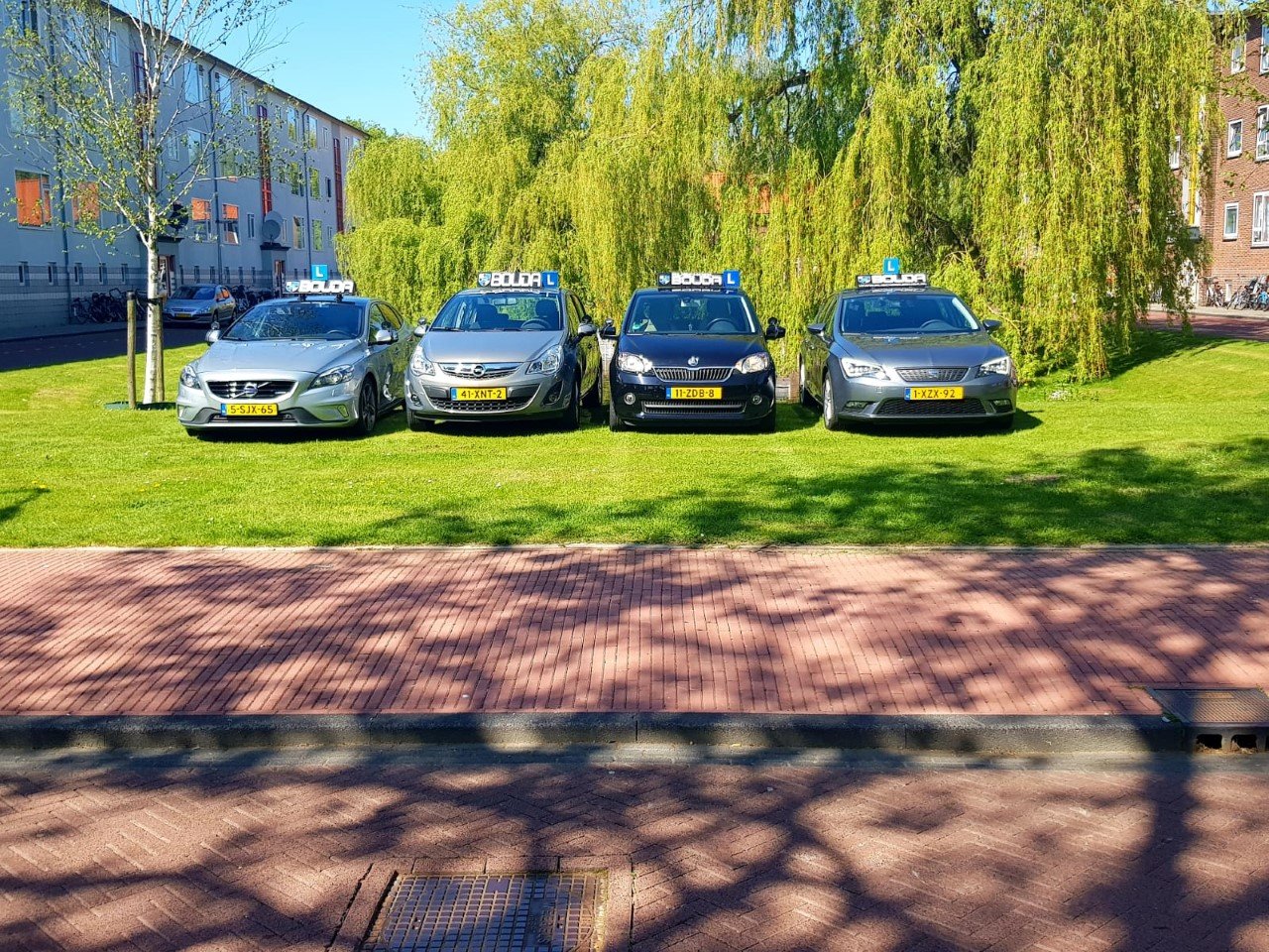 Vier lesauto's van Rijschool Bouda opgesteld in Leiden