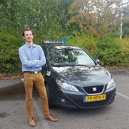 Geslaagde leerling voor een lesauto van Rijschool Bouda